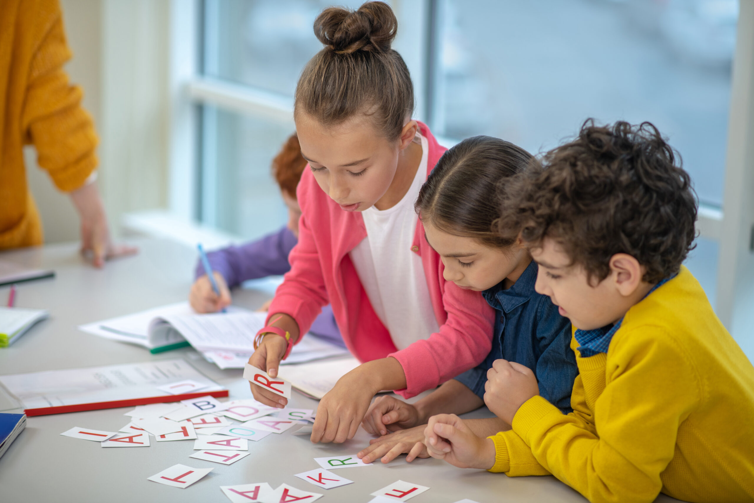 Estudiantes trabajando juntos en clase
