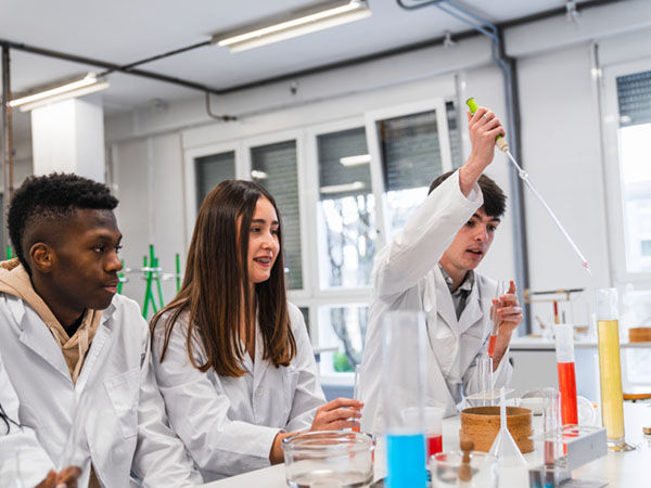Students doing a science experiment in a lab.